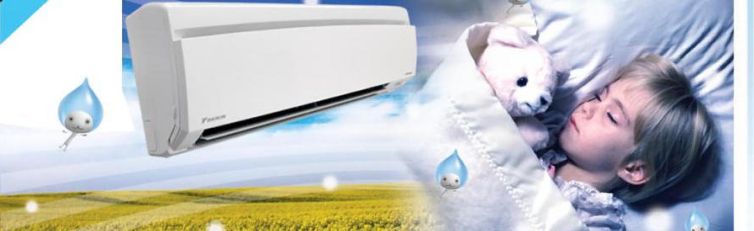 Witte wandairco in een nette ruimte, klaar voor koeling en verwarming.