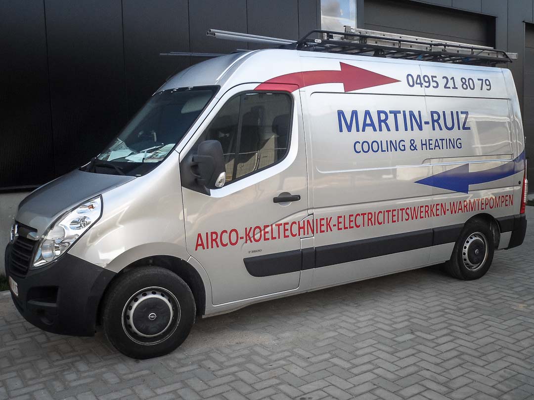 Comfortabele woonkamer met wandairco, beeld van het leefcomfort dat AircoHeating levert.