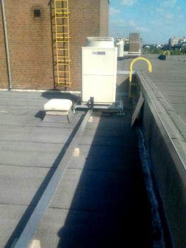 Airco-installatie op een plat dak met buitenunits in open lucht.
