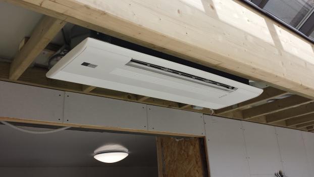 Ingebouwde cassette airco in een veranda met nette afwerking.