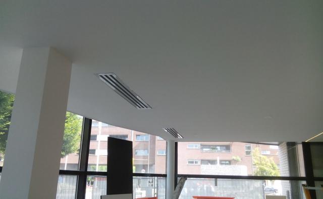 Koel- of klimaatinstallatie met verzorgde technische afwerking.
