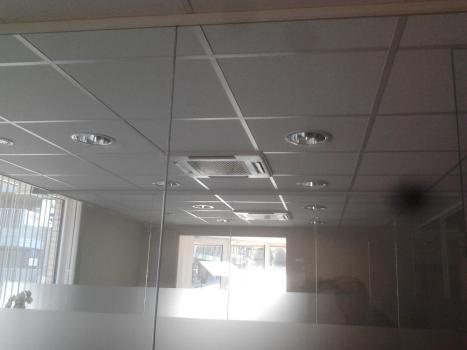 Ventilatiekanalen weggewerkt in een dakconstructie.