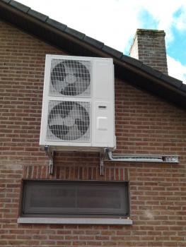 Detail van een lucht-water captatie warmtepompinstallatie.